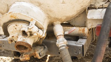 Sokakta endüstriyel çimento makinesi