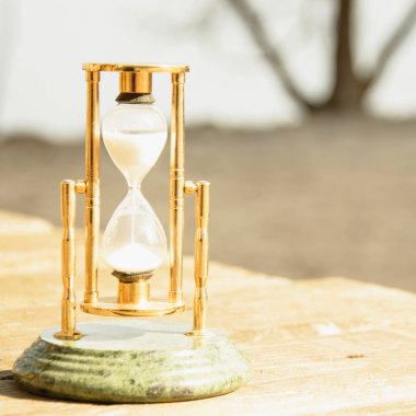 Nehrin arka planında kum saati