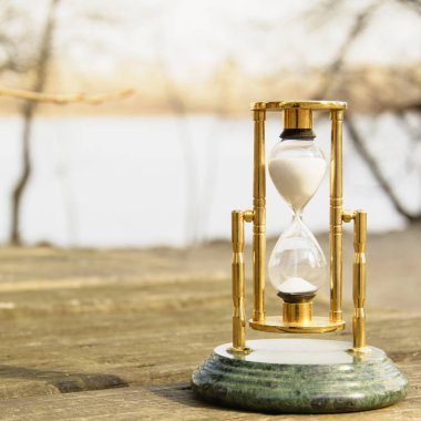 Nehrin arka planında kum saati