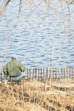Büyük bir nehirde balık tutmak
