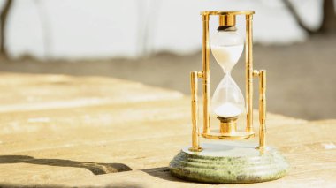 Nehrin arka planında kum saati