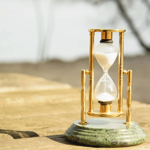 Nehrin arka planında kum saati