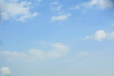 Bulutlar planı ile mavi gökyüzü arka plan