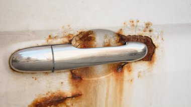 Beyaz, eski paslı araba.