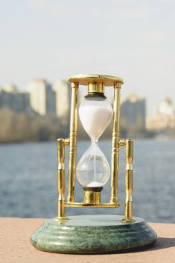 Nehrin arka planında kum saati