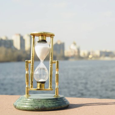 Nehrin arka planında kum saati