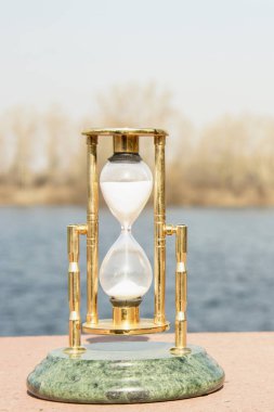 Nehrin arka planında kum saati