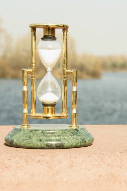Nehrin arka planında kum saati