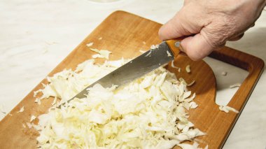 Mutfakta beyaz lahana dilimleme