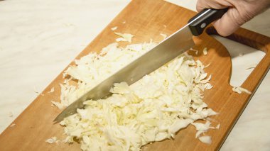 Mutfakta beyaz lahana dilimleme