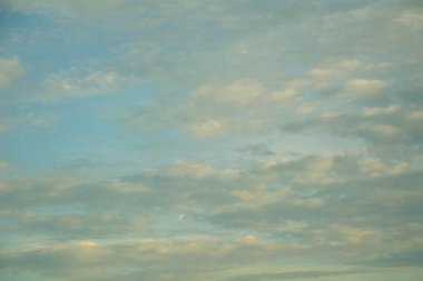 Bulutlardaki mavi gökyüzü