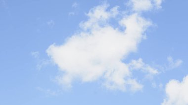 Bulutlardaki mavi gökyüzü