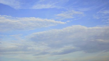 Bulutlardaki mavi gökyüzü