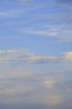 Bulutlardaki mavi gökyüzü