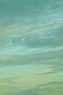 Yaz aylarında mavi gökyüzü arka plan