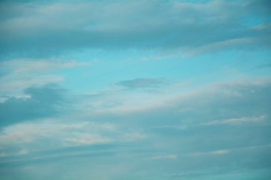 Bulutlardaki mavi gökyüzü