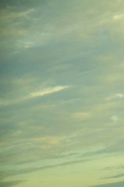 Bulutlardaki mavi gökyüzü