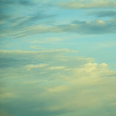 Bulutlardaki mavi gökyüzü