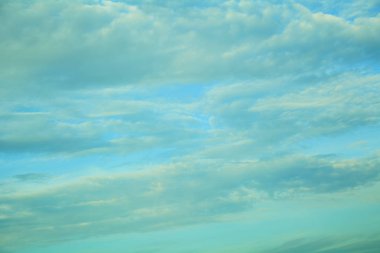 Bulutlardaki mavi gökyüzü