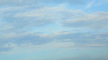 Bulutlardaki mavi gökyüzü