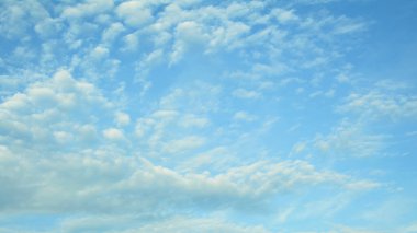 Bulutlardaki mavi gökyüzü