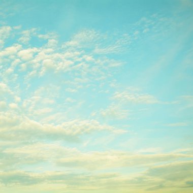 Bulutlardaki mavi gökyüzü