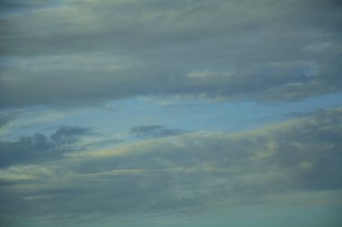 Yaz aylarında mavi gökyüzü arka plan