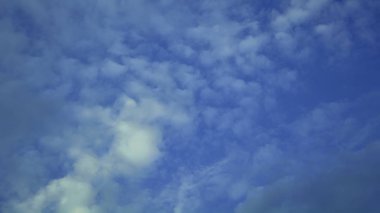 Yaz aylarında mavi gökyüzü arka plan