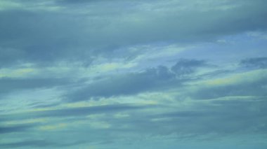 Yaz aylarında mavi gökyüzü arka plan