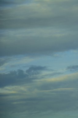 Yaz aylarında mavi gökyüzü arka plan