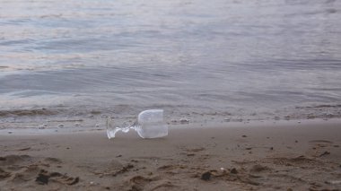 Deniz tarafından boş şarap bardağı