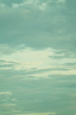 Yaz aylarında mavi gökyüzü arka plan