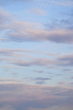 Yaz aylarında mavi gökyüzü arka plan