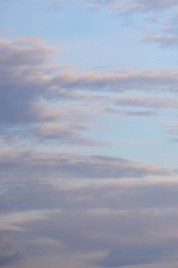 Yaz aylarında mavi gökyüzü arka plan