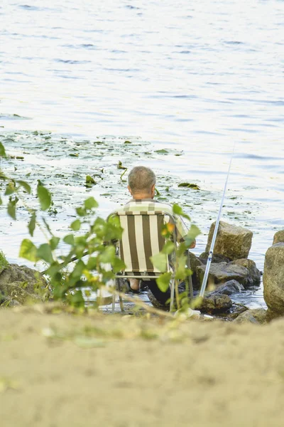 Homem Apanha Peixe Rio — Fotografia de Stock