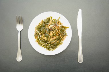 Karanlık bir arka planda deniz lahanası