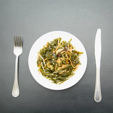 Karanlık bir arka planda deniz lahanası