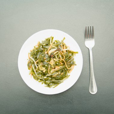 Karanlık bir arka planda deniz lahanası