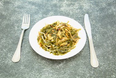 Karanlık bir arka planda deniz lahanası