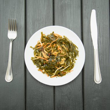 Karanlık bir arka planda deniz lahanası