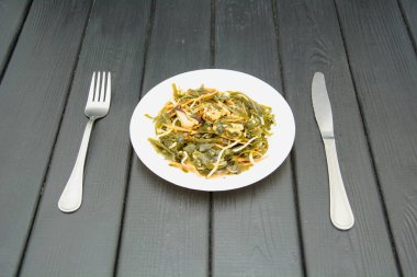 Karanlık bir arka planda deniz lahanası