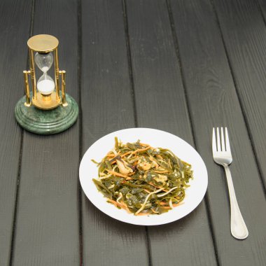 Karanlık bir arka planda deniz lahanası