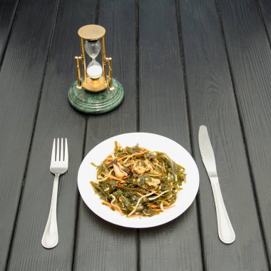 Karanlık bir arka planda deniz lahanası