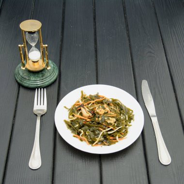 Karanlık bir arka planda deniz lahanası