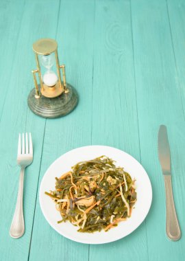 Turkuaz arka planda deniz lahanası