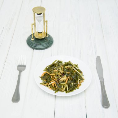 Beyaz arka planda deniz lahanası