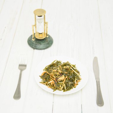 Beyaz arka planda deniz lahanası