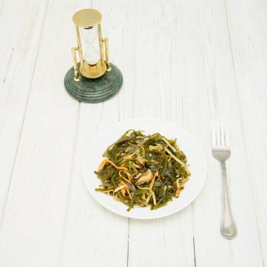 Beyaz arka planda deniz lahanası