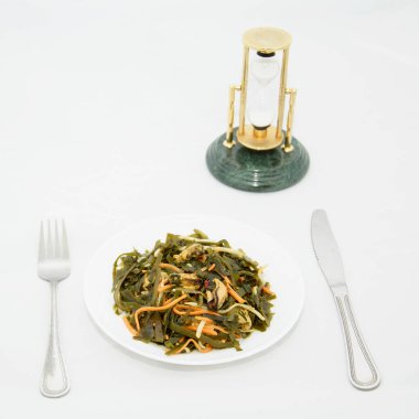 Beyaz arka planda bir tabakta deniz lahanası