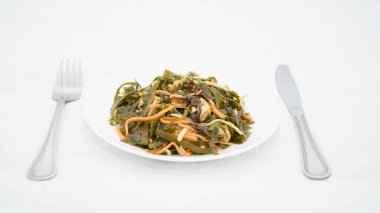 Beyaz arka planda bir tabakta deniz lahanası